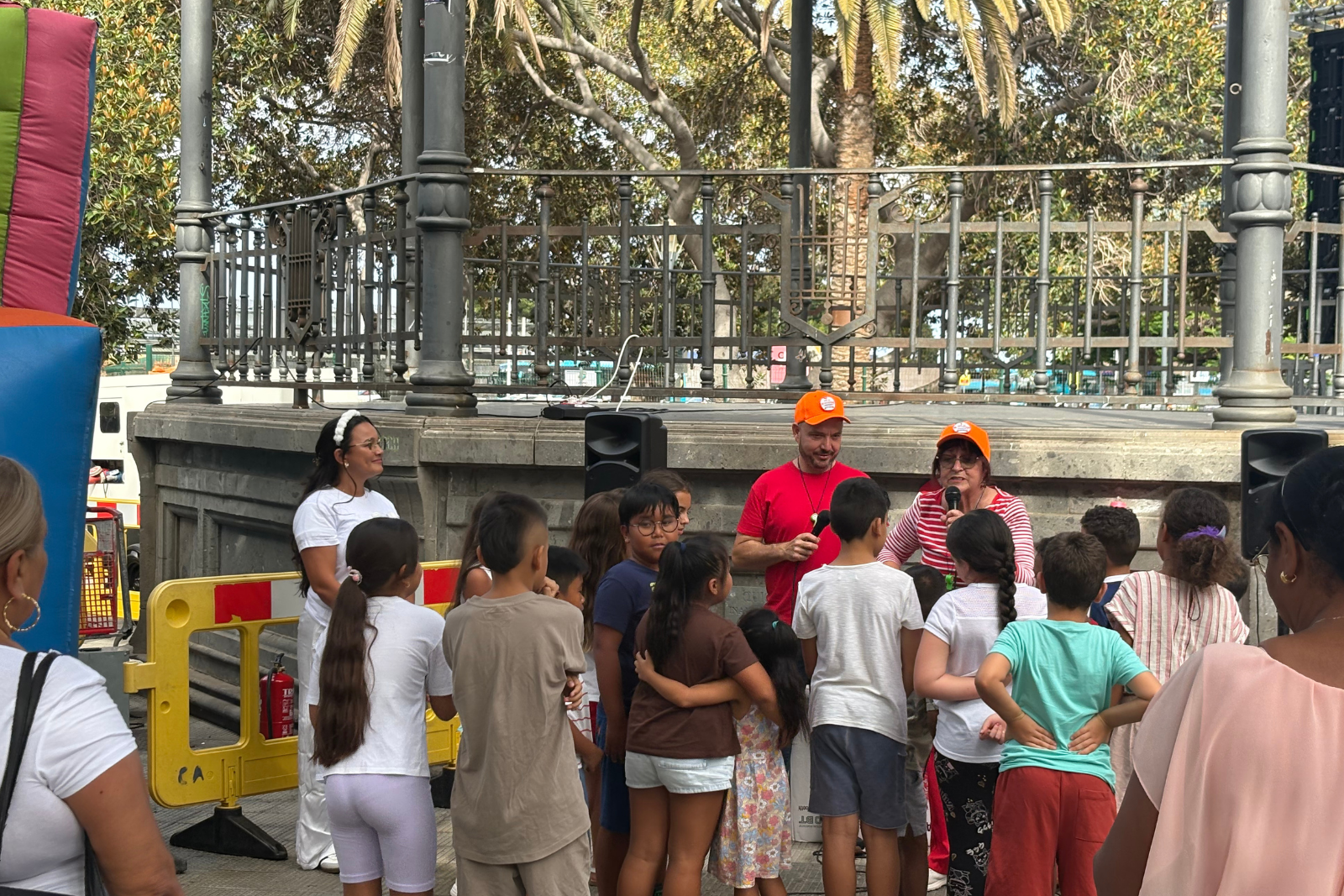 Niños disfrutando del festival The Turning